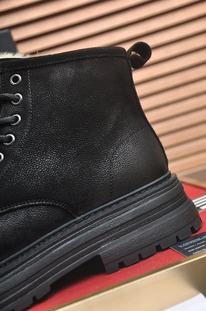 Men's shoes 💰680💶【UGG】(full genuine wool lining) Please pay attention to the quality of the original order and compare the thickness of the wool 🏮🏮Hot style Martin boots from Australia's warm luxury brand men's shoes, official website synchronization, Beckham men's style..., made of imported top-layer waxed cowhide, waxed toe box, Australian real wool velvet lining Carefully sewn...Imported rubber Martin boots outsole (comfortable, soft and wear-resistant). I really like the quality...Exquisite workmanship, you can't put it down once you see it. Code number 39-44